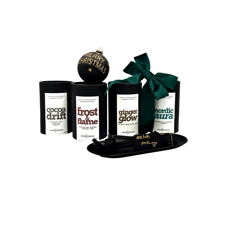 „RIMI Candles – Winter Alchemy Kollektion 2025 mit vier luxuriösen Winter-Weihnachtsdüfte: Cocoa Drift, Ginger Glow, Nordic Aura und Frost & Flame, präsentiert im mattschwarzen Signature-Design, mite Weihnachtsdekoration."“