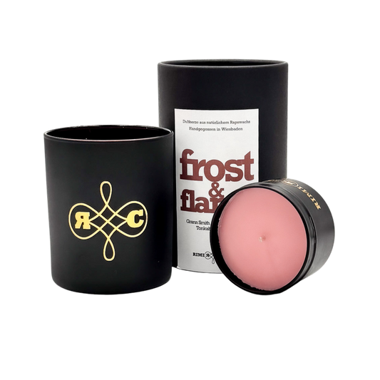 RIMI Candles Frost & Flame – gemütlicher Winterduft mit Apfel, Zimt und warmen Akzenten.