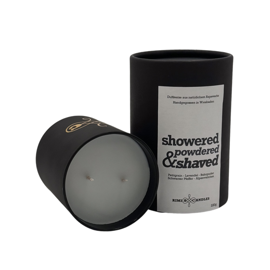 "Showered Powders Shaved frische Duftkerze aus Rapswachs"